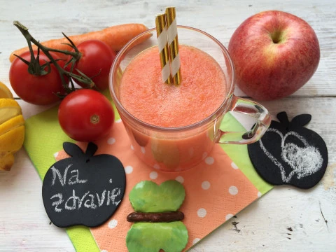 Paradajkovo-jablečné smoothie s mrkvou