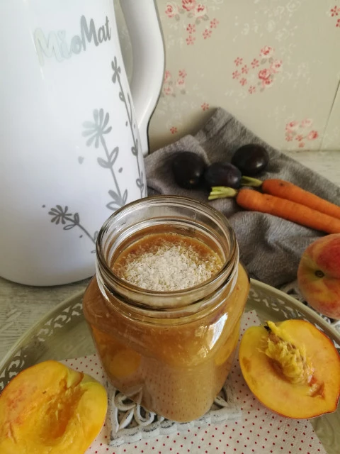 Broskvovo - mrkvové smoothie se švestkami a kokosem