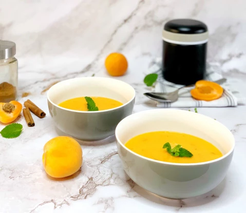 Studená meruňková polévka