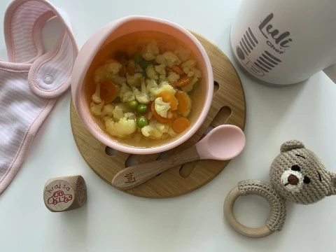 Květáková polévka s mrkví a hráškem