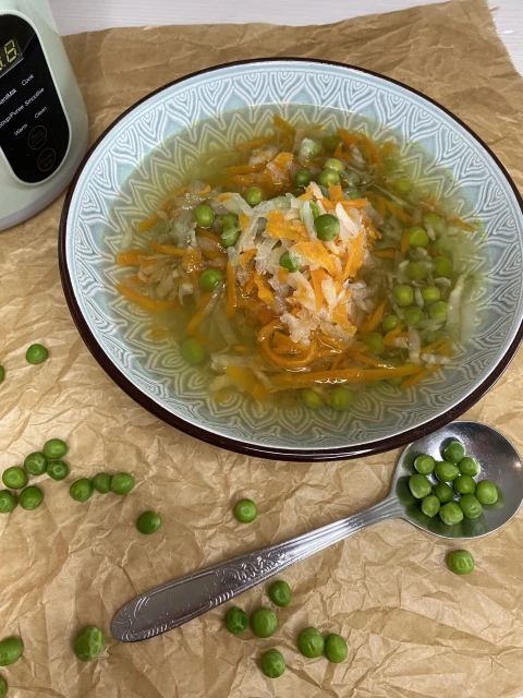 Zeleninová polévka s rýžovými nudlemi