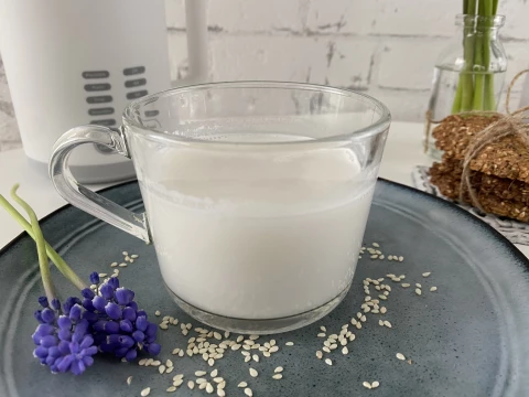 Sezamové rostlinné mléko