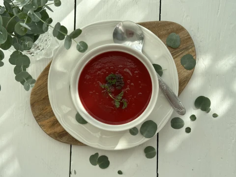 Polévka z červené řepy s rajčatem a mrkví