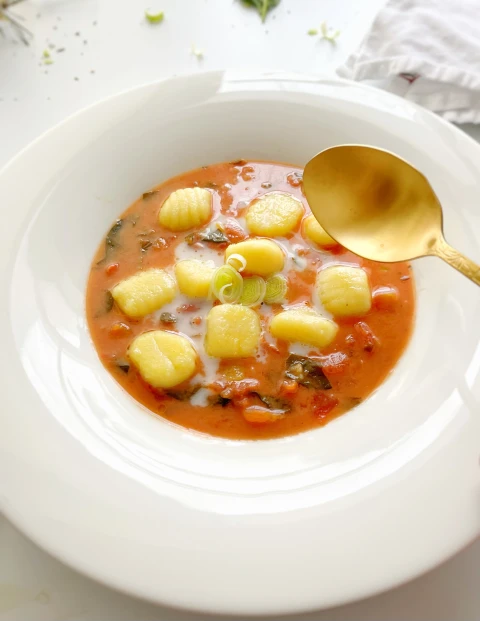 Krémová rajčatová polévka s gnocchi