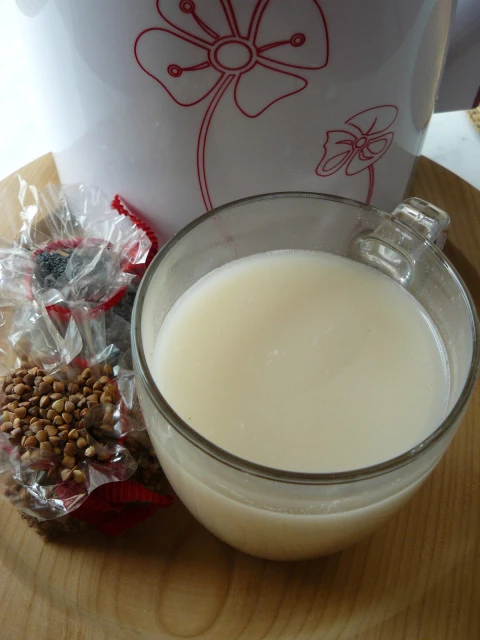 Pohankovo-makové rostlinné mléko
