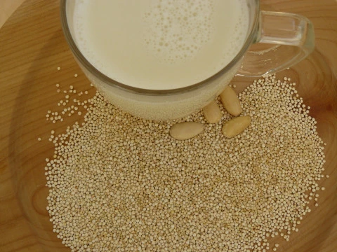 Rostlinné mléko z quinoa a mandlí