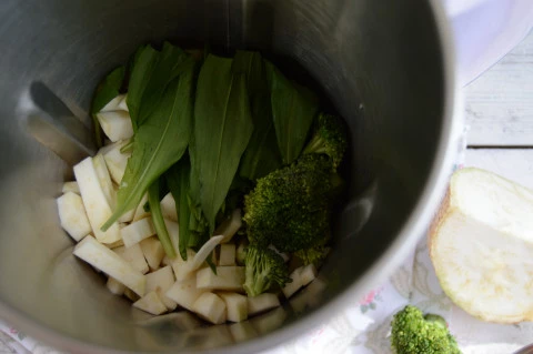 Celerovo-brokolicová polévka s medvědím česnekem